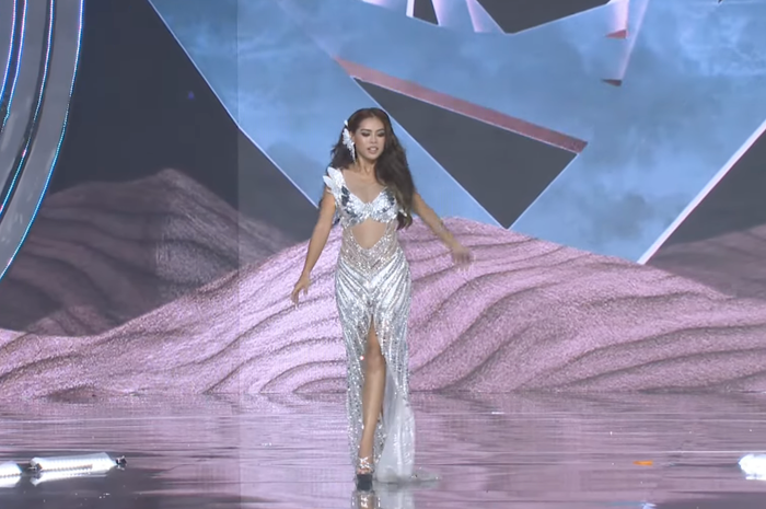 Hot Tiktoker Julia Mỹ Ái cùng gương mặt thất thần khi bị vấp chân.  