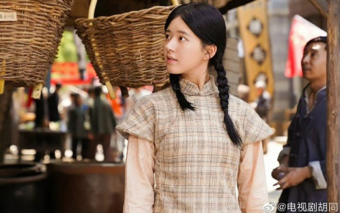 Ngõ Nhỏ xuất hiện cả 'rổ sạn', Triệu Lộ Tư bị chê diễn cho có Ảnh 2