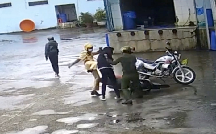 Kết quả xác minh ban đầu vụ clip 4 chiến sĩ công an đánh 2 thiếu niên đi xe máy Ảnh 2