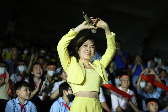 Mỹ Tâm xuất hiện làm cho khán đài A sân Thống Nhất trở nên náo nhiệt và sôi động. 