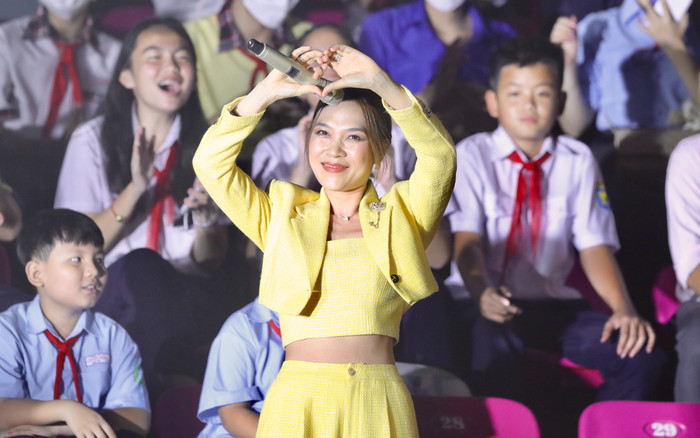 Mỹ Tâm khoe vòng eo con kiến, xinh đẹp hết nấc làm lu mờ dàn sao thế giới Ảnh 2