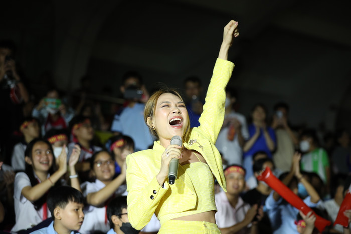 Không ít người nhận ra Mỹ Tâm mặc đồ khá tinh tế và khoe vòng eo. Đây có lẽ cách Mỹ Tâm đập tan tin đồn... mang bầu.