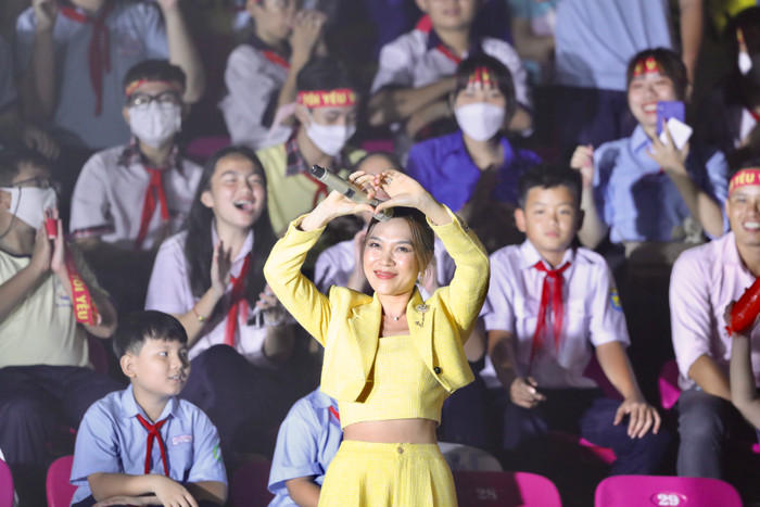 Vòng eo con kiến và bụng không mỡ thế này, Mỹ Tâm chắc chắn không có bầu.