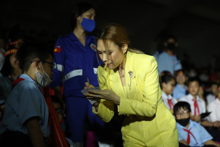 Mỹ Tâm thân thiện và ký tặng cho các em nhỏ. Đây là đêm hội ngộ dàn siêu sao lừng danh một thời của CLB Dortmund và các danh thủ Việt Nam như Công Vinh, Văn Quyến, Huỳnh Đức... Nhưng Mỹ Tâm mới tỏa sáng nhất trên khán đài.