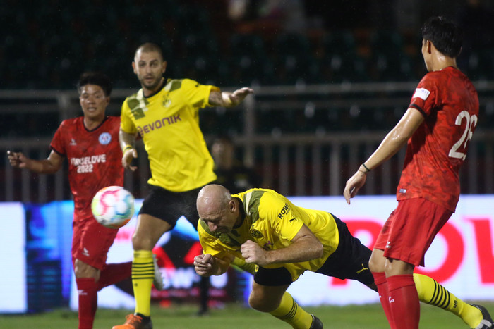 Jan Koller to cao nhưng nhanh, khỏe và chọn vị trí rất tốt.