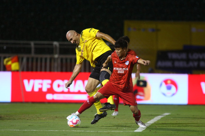 Trung vệ Quế Ngọc Hải có một ngày đáng nhớ khi theo kèm Jan Koller. 