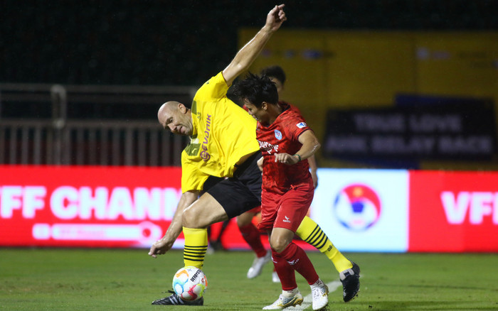 Quế Ngọc Hải, Tuấn Hải kèm 'người khổng lồ' Jan Koller như thế nào? Ảnh 2