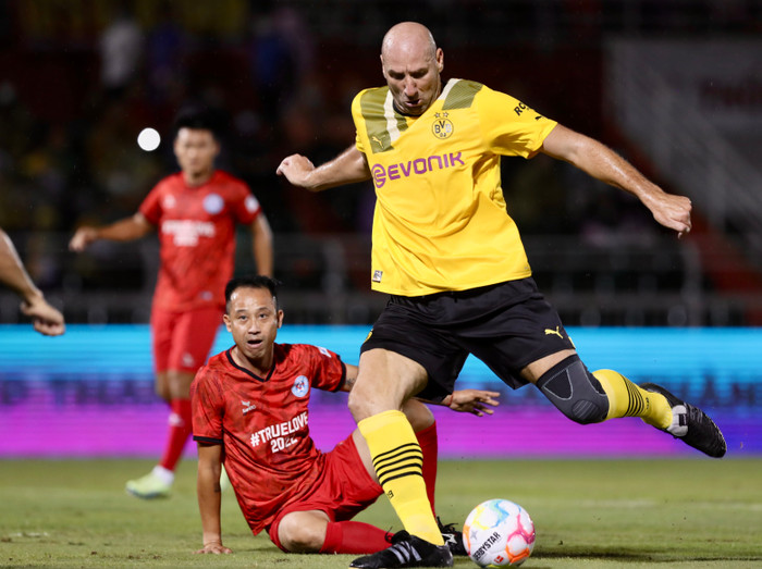 Cựu trung vệ Vũ Như Thành bất lực khi theo kèm Jan Koller.