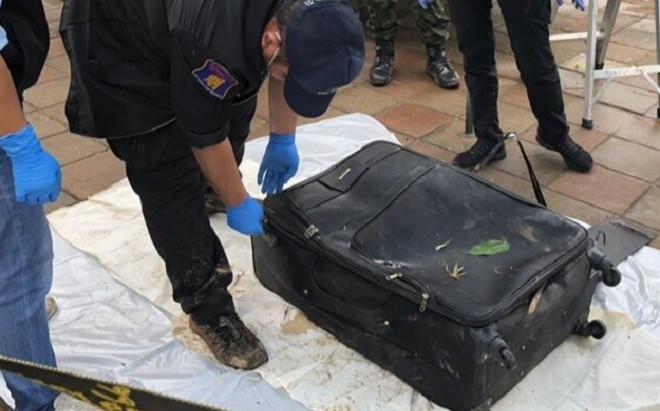 Vớt chiếc vali 'lạ' trôi nổi trên sông, người dân sốc nặng khi mở ra Ảnh 2