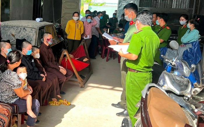 Được Công an lấy mẫu giám định ADN, nhiều người ở Tịnh thất Bồng Lai chống đối Ảnh 2