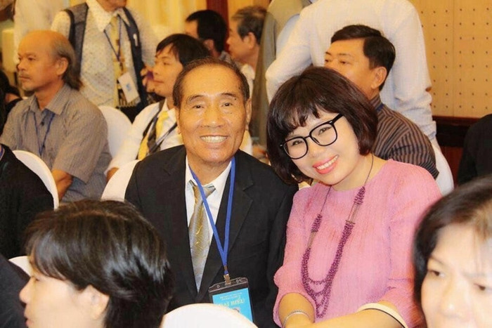 Chị Vũ Thị Quỳnh Trang (sau này trở thành nhà văn với bút danh Bình Nguyên Trang) chụp ảnh cùng thầy giáo Nguyễn Ngọc Ký tại Đại hội Hội nhà văn Việt Nam. (Ảnh: NVCC)