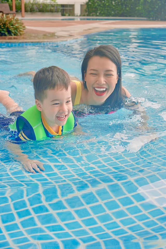 MC Hoàng Oanh làm mẹ đơn thân, vui vẻ bên con trai Max.