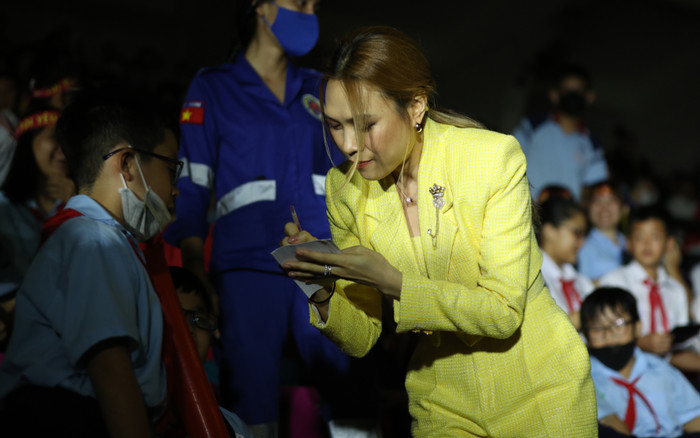 Hát xong nhưng Mỹ Tâm vẫn chưa chịu về, gây bất ngờ về hành động dành cho khán giả nhí! Ảnh 2