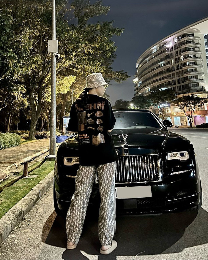 Item quần jogger chun và áo phông unisex được bà xã Cường Đôla lăng xê nhiệt tình. Phong cách này tạo cảm giác năng động, khỏe khoắn có khả năng hack tuổi 'đỉnh cao'.