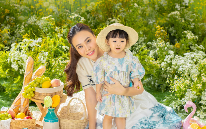 Bà xã Cường Đôla gây sốt khi diện set đồ gần 100 triệu đưa con gái chơi Ảnh 2