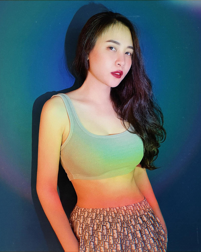 Một lần khác, Đàm Thu Trang 'gây sốt' trong trang phục áo bra và quần cạp chun. Tổng thể trang phục đã nâng tầm phong cách thời trang của bà mẹ một con, giúp khoe khéo chi tiết xương quai xanh quyến rũ và số đo 3 vòng 'căng đét'.