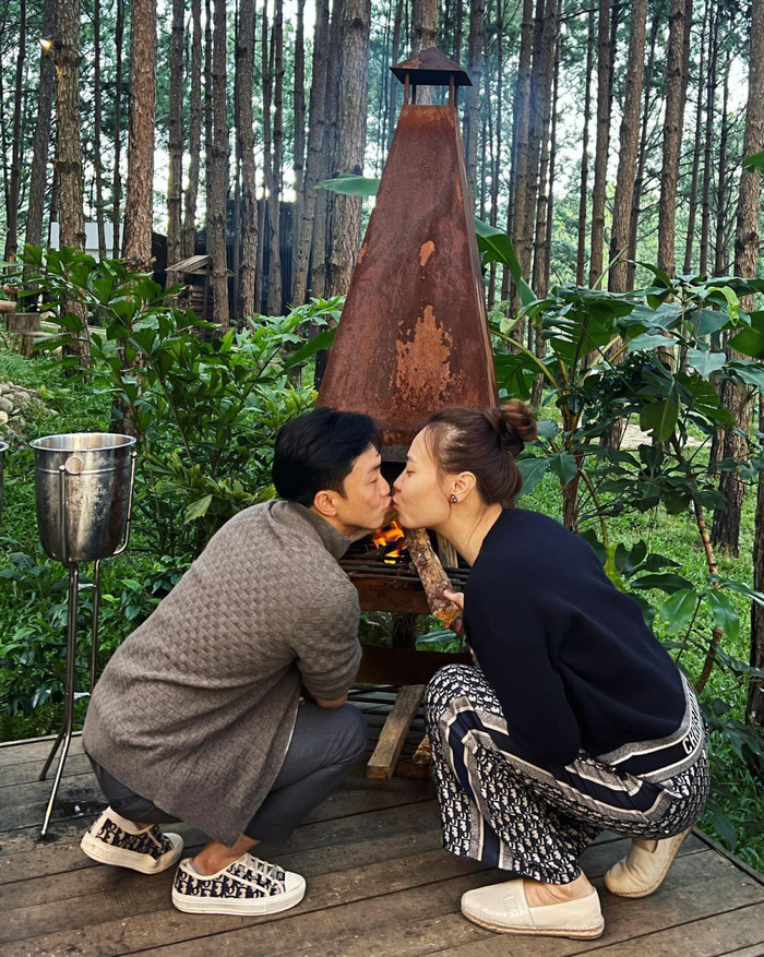 Người đẹp Đàm Thu Trang thường xuyên ưa chuộng những mẫu quần mang họa tiết kinh điển monogram. Trong hình, là một mẫu quần có giá 65 triệu đến từ thương hiệu Dior.