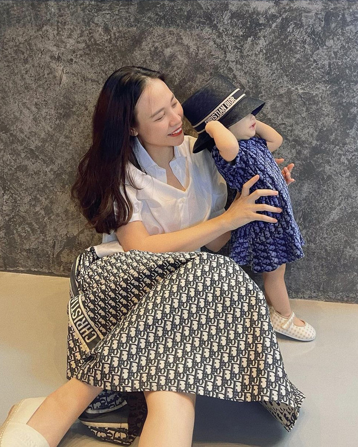 Khoe ảnh bên con gái, bà xã Cường Đôla diện váy form dáng chữ A họa tiết của nhà mốt Dior có giá 78,5 triệu đồng.