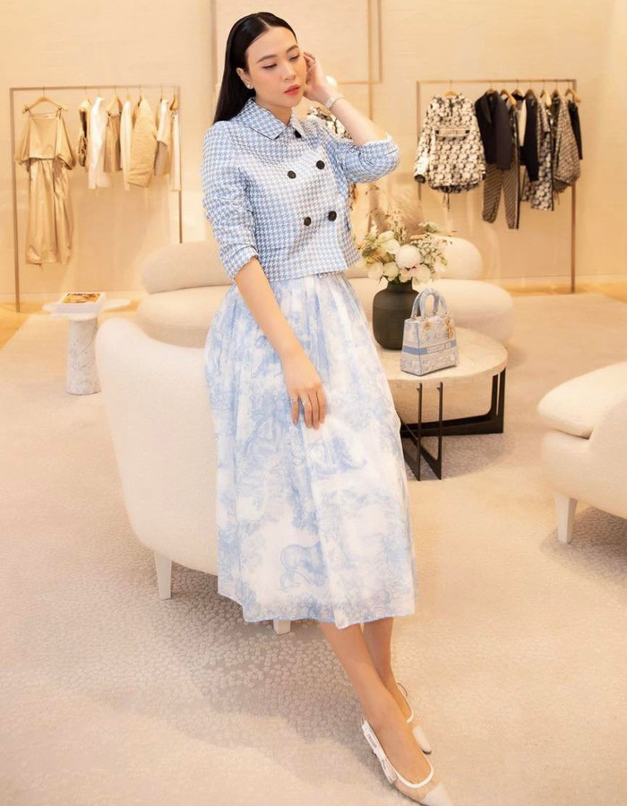 Những màu sắc nhẹ nhàng, trung tính xen lẫn một chút họa tiết luôn được người đẹp sinh năm 1989 ưu tiên. Trong ảnh cô diện nguyên cây hàng hiệu đến từ nhà mốt Christian Dior.