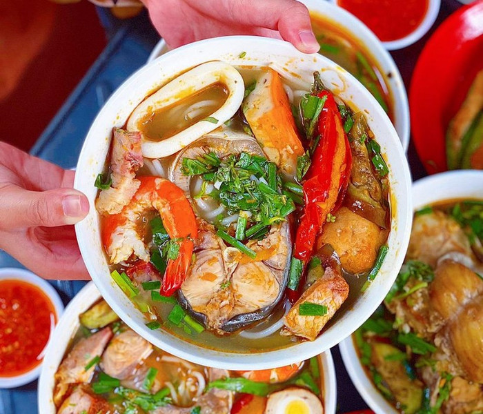 Thưởng thức tô bú mắm với đầy đủ 'topping' hấp dẫn