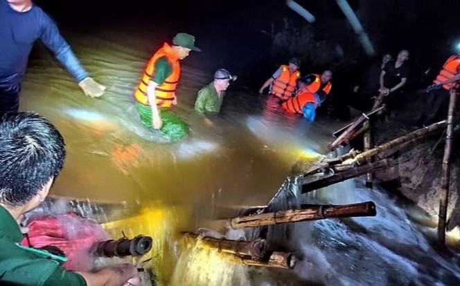 Hàng trăm người trắng đêm vá đê vỡ ở Nghệ An Ảnh 2