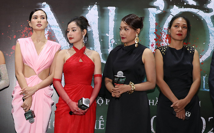 Chi Pu đọ sắc cùng 'người đẹp Tây Đô' Hồng Ánh trên thảm đỏ, nhan sắc 'kẻ tám lạng người nửa cân'! Ảnh 2