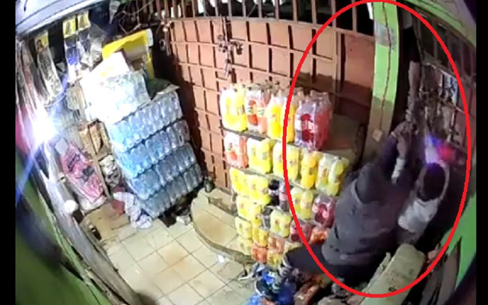 Clip: Chủ tiệm tạp hóa mai phục, 'tóm' tại tận tên trộm nước ngọt khiến dân mạng cười ngất Ảnh 2