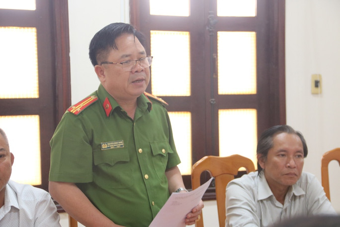 Thượng tá Nguyễn Ngọc Oanh thông tin về vụ Tina Dương bị tố lừa đảo chiếm đoạt tài sản. Ảnh: Người Lao Động