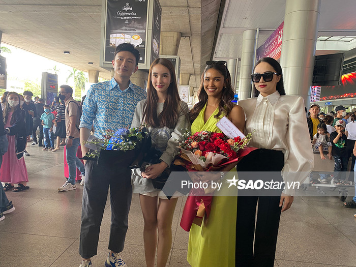 Hương Giang 'chặt đẹp' kỳ phùng địch thủ Yoshi Rinrada và Praewwanich Ruangthong tại sân bay,