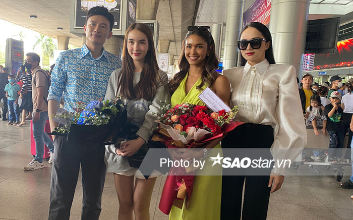 Hoa hậu Hương Giang tái ngộ 'kỳ phùng địch thủ' ở sân bay, nhan sắc lấn lướt thần tiên tỉ tỉ xứ Chùa Vàng Ảnh 2