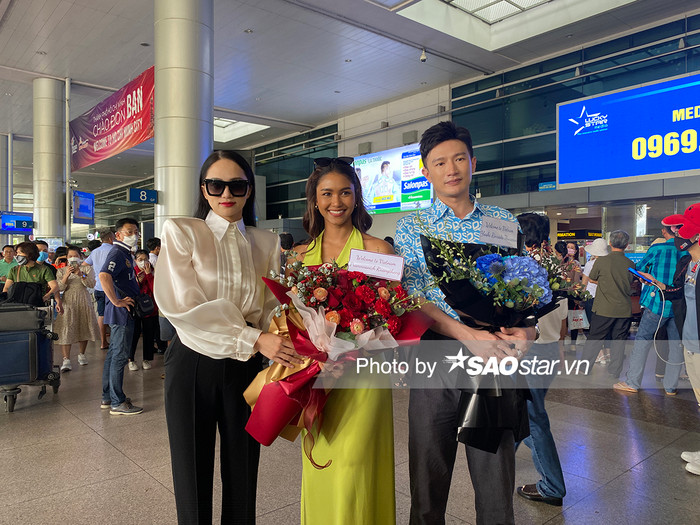 Hoa hậu Hương Giang cùng Dược Sĩ Tiến chụp ảnh lưu niệm cùng Praewwanich Ruangthong.