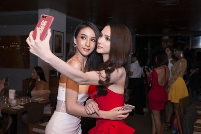 Yoshi Rinrada và Hương Giang hiện có mối quan hệ vô cùng thân thiết.