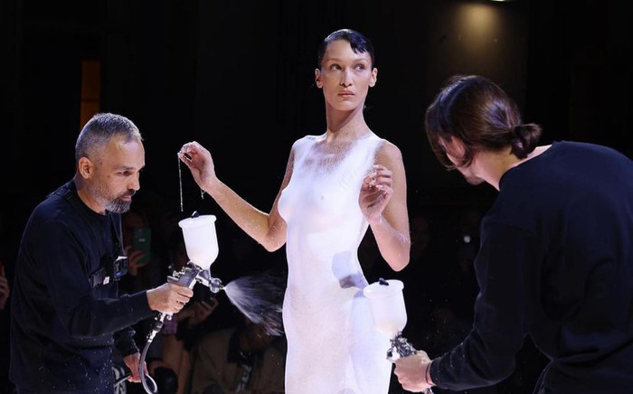 Bella Hadid để ngực trần, mặc đầm phun sơn trên sàn runway Ảnh 2