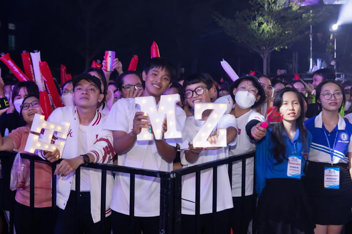 Hành động ghi điểm của Hòa Minzy khi gặp lại 'fan cứng' 8 năm trong một đêm diễn Ảnh 4