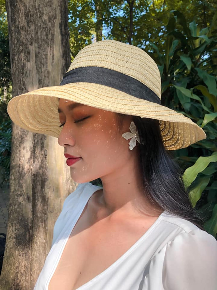 Tuy ưa chuộng hình mẫu cá tính nhưng cô vẫn thường xuyên diện các trang phục nền nã, tôn trọn vẻ đẹp ngọt ngào của mình. 