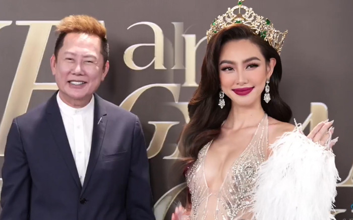 Thảm đỏ chung kết Miss Grand VN: Fan hò hét khi gặp Chủ tịch Nawat, Thùy Tiên xinh đẹp như nữ hoàng Ảnh 2