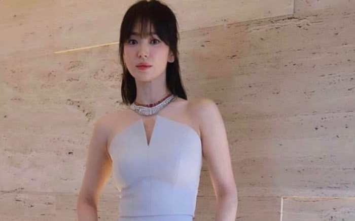 Song Hye Kyo đeo vòng cổ triệu đô, làn da mịn màng bất chấp cam thường Ảnh 2