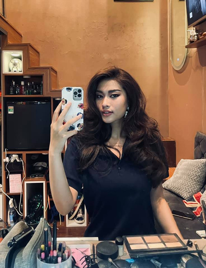 Đôi khi nàng hậu cũng trang điểm đằm thắm như các cô gái Thái Lan.