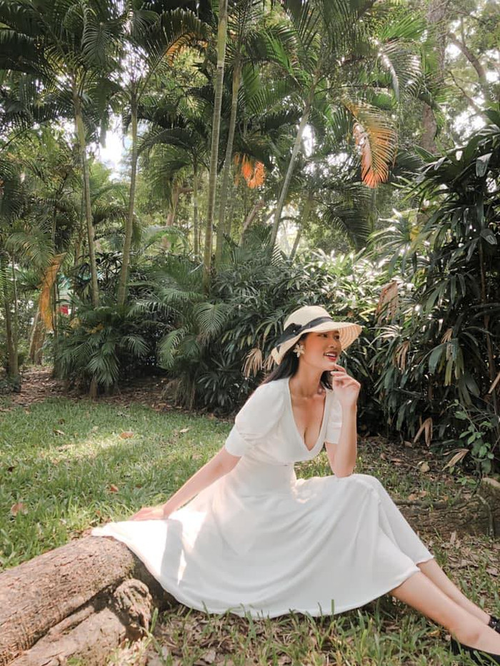 Không thiếu những bức ảnh Thiên Ân vô cùng ngọt ngào, nữ tính với những item như váy xòe, hoa tai to bản,....