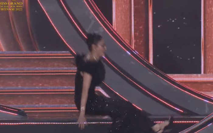 Hoa hậu Hà Kiều Anh 'vồ ếch' ngay trên sân khấu Chung kết Miss Grand Vietnam 2022 Ảnh 2