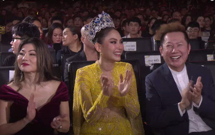 Hoa hậu Mai Phương 'bắn' tiếng Anh vèo vèo phiên dịch cho chủ tịch Miss Grand International Ảnh 2