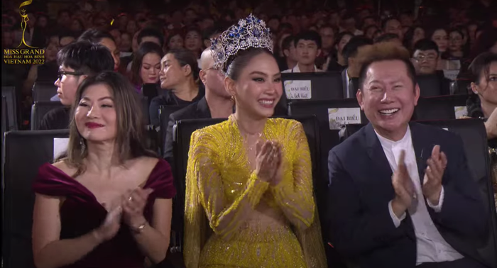 Hoa hậu Mai Phương 'bắn' tiếng Anh vèo vèo phiên dịch cho chủ tịch Miss Grand International Ảnh 2