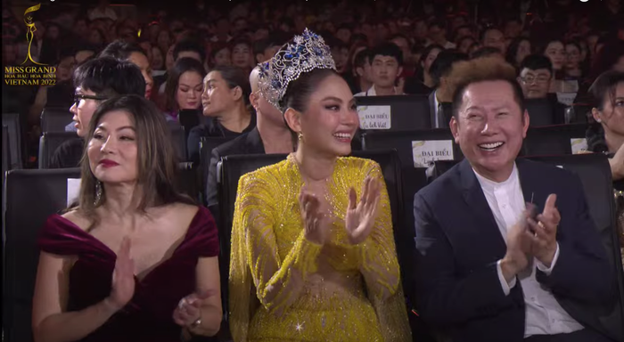 Hoa hậu Mai Phương 'bắn' tiếng Anh vèo vèo phiên dịch cho chủ tịch Miss Grand International Ảnh 1