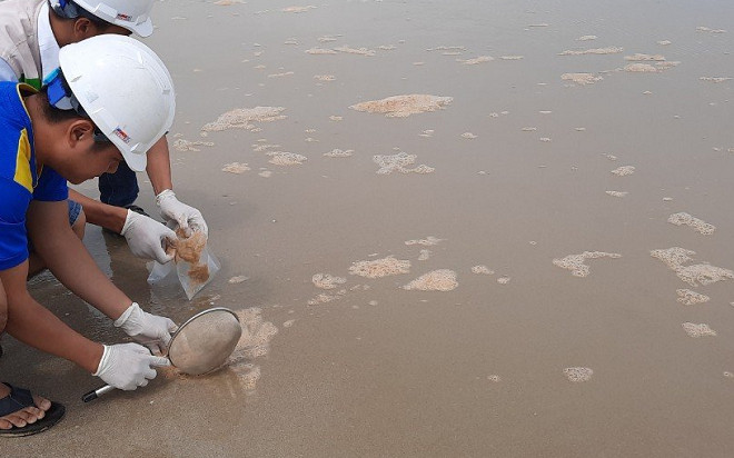 Clip: Nước biển ở Huế đổi màu lạ bất thường, nổi bọt đặc sệt Ảnh 2