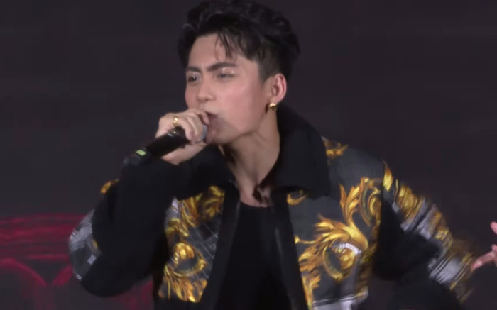 Diện hoài một chiếc áo đi diễn CK Miss Grand Vietnam, MONO bị fan chất vấn: 'Nhà anh hết đồ à?' Ảnh 2