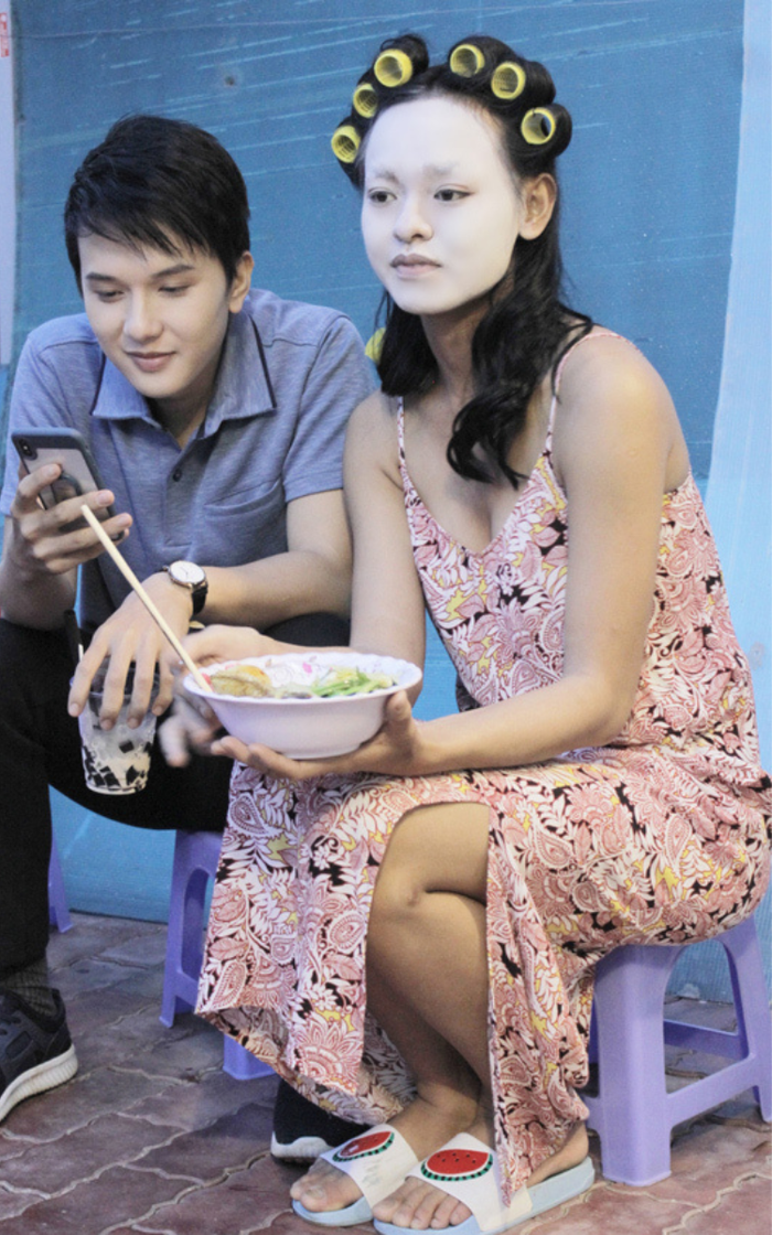 Khán giả khóc thét khi thấy Mai Ngô ngồi trét kem trộn đầy mặt, chuyện gì đây? Ảnh 2