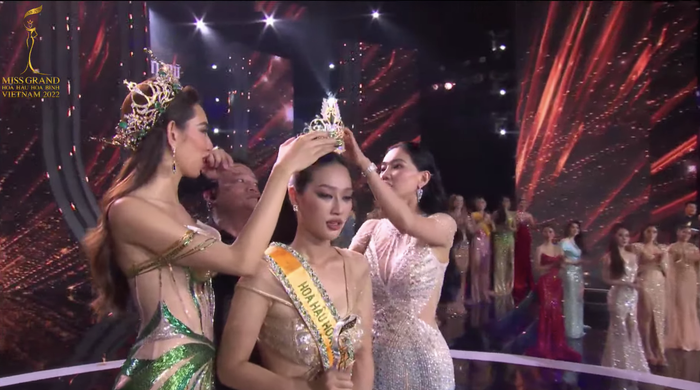 Khoảnh khắc Đoàn Thiên Ân đội vương miệng Miss Grand Vietnam 2022.