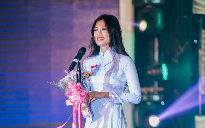 Clip ứng xử 'nuốt mic' 4 năm trước giúp Thiên Ân đoạt giải Miss nữ sinh áo dài VN 2018 hot trở lại Ảnh 2