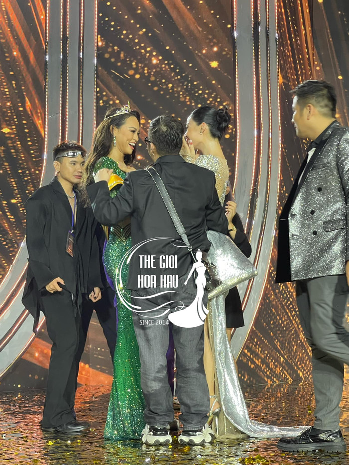 Khoảnh khắc cả hai trò chuyện cùng nhau ngay trên sân khấu sau khi đêm chung kết khép lại. Ảnh: Thế Giới Hoa Hậu.