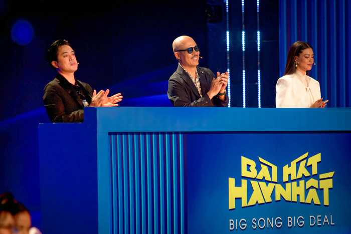 Hình ảnh của dàn giám khảo quyền lực tại tập 1 Bài hát hay nhất lần lượt là nhạc sĩ Dương Khắc Linh, nhạc sĩ Huy Tuấn, ca nhạc sĩ Bùi Lan Hương